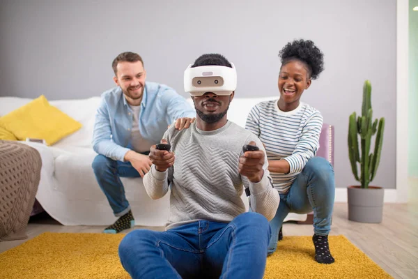 Groupe multiracial d'amis s'amusant à essayer des lunettes de réalité virtuelle 3D . — Photo