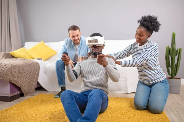 Multiraciale groep vrienden plezier proberen op 3d virtual reality bril. — Stockfoto