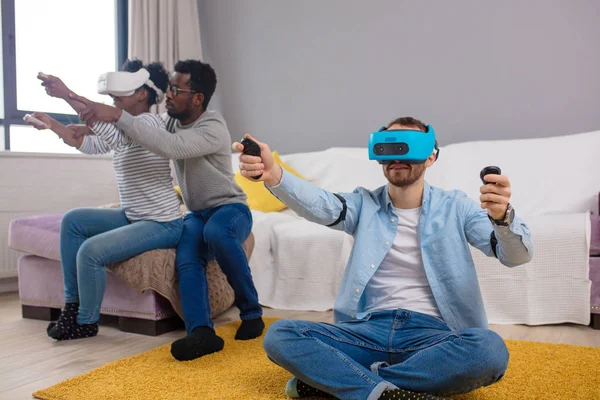Grupo multiracial de amigos que se divierten probándose gafas de realidad virtual 3D . —  Fotos de Stock