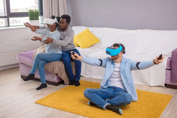 Grupo multiracial de amigos que se divierten probándose gafas de realidad virtual 3D . — Foto de Stock