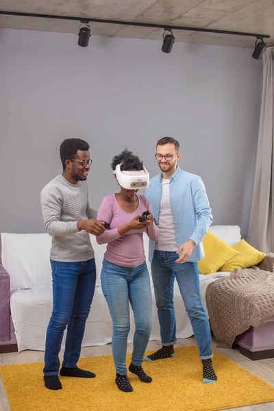 Dos chicos ayudan a la mujer africana a probarse gafas de realidad virtual por primera vez — Foto de Stock