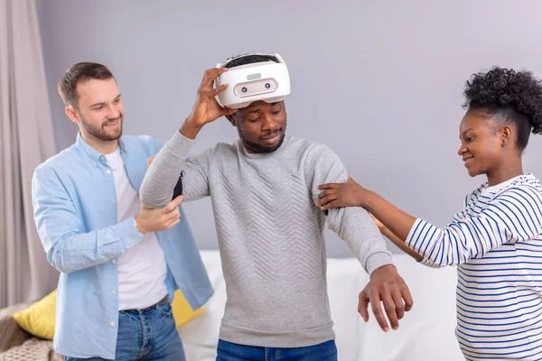 Amigos multiculturales ayudan a chico africano a manade con auriculares vr para la primera vez —  Fotos de Stock