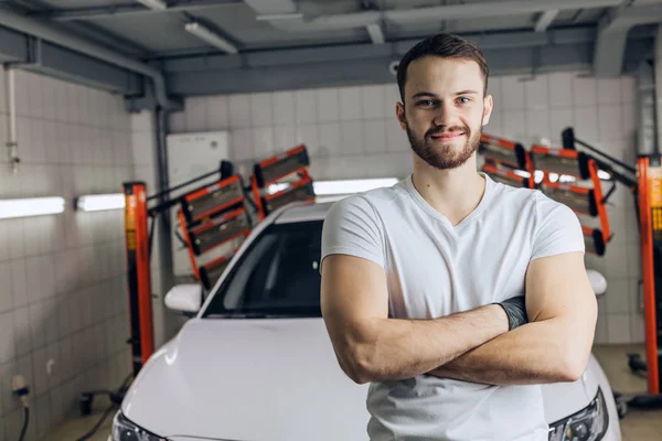 Positiv brutala arbetare med korsade armar poserar för kameran — Stockfoto