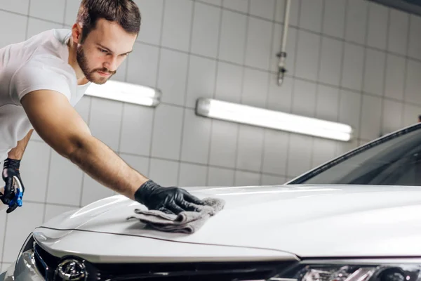 Super člověk připravuje jeho auto na prodej — Stock fotografie