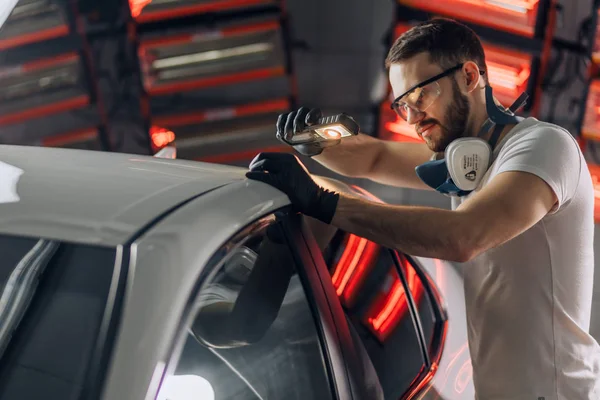 Good looking man diagnosing the vehicle — Stock Photo, Image