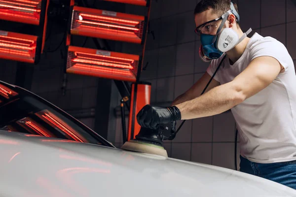 Un taller de reparación de cuerpos. pinturas de reparación de vehículos de alta calidad — Foto de Stock