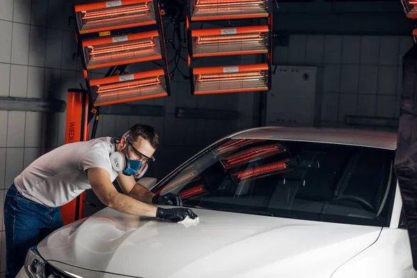 Mechanic working in the car service — Stock Photo, Image