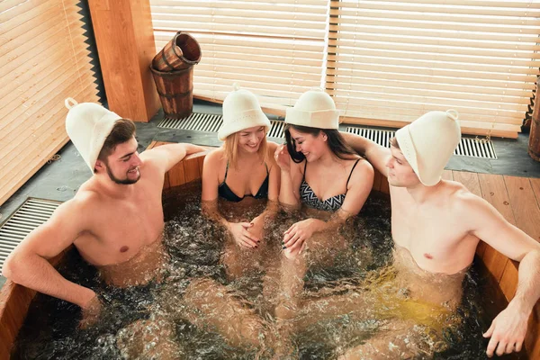 호텔 스파 저 쿠지를 즐기는 백인 다양 한 친구의 그룹 — 스톡 사진