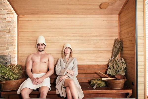 Schönes Paar entspannt in der Sauna und kümmert sich um Gesundheit und Haut — Stockfoto