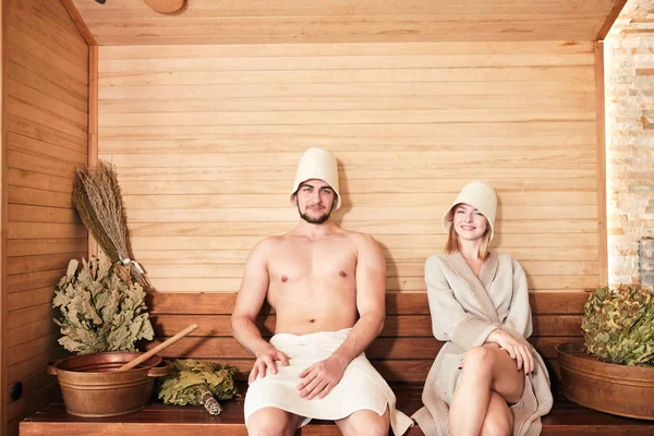 Schönes Paar entspannt in der Sauna und kümmert sich um Gesundheit und Haut — Stockfoto