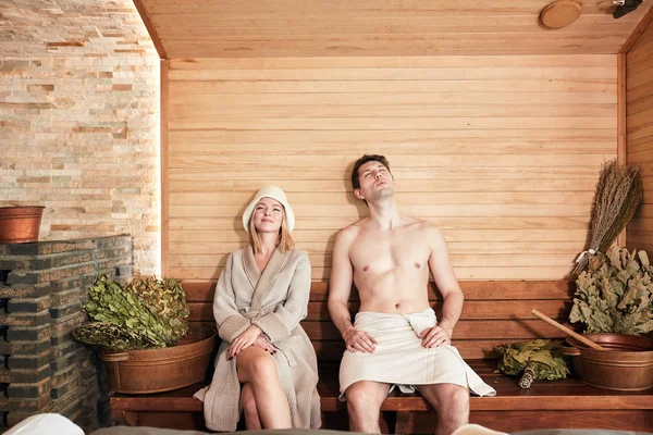 Schönes Paar entspannt in der Sauna und kümmert sich um Gesundheit und Haut — Stockfoto