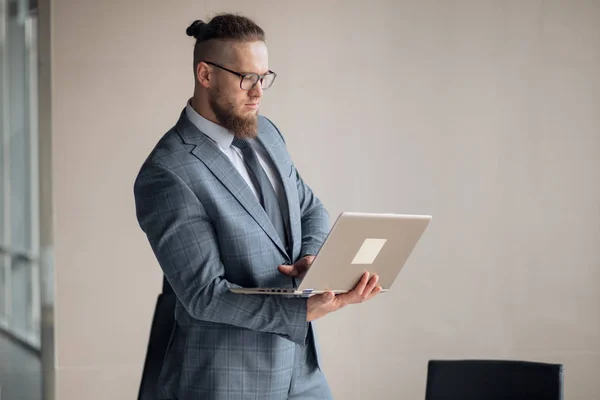 Schattig manager met behulp van computer op werkplek — Stockfoto