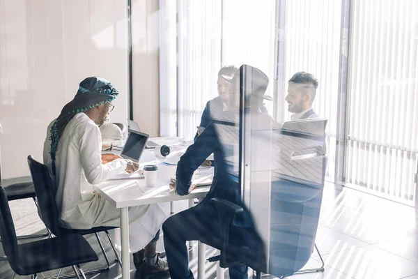 Empresários na sala de reuniões Vista através do vidro. Negócios e empreendedorismo . — Fotografia de Stock