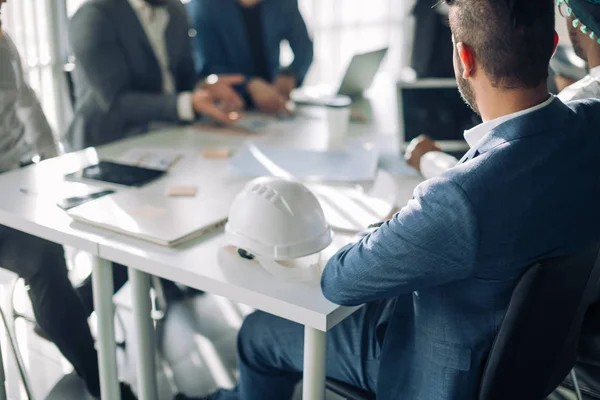 Gruppe männlicher Büroangestellter in einer Präsentation im Sitzungssaal, Nahaufnahme. — Stockfoto