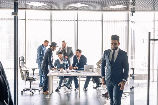 Řada nerozpoznatelných podnikatelů sedí v konferenčním sále na firemní akci. — Stock fotografie