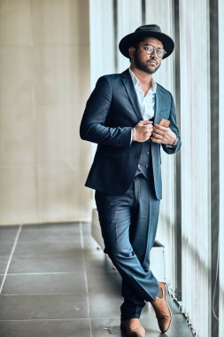 başarılı aktör pencerenin yakınındaki çapraz ayaklı ayakta