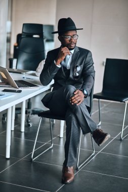 dalgın korku veren adam kapalı çapraz ayaklı oturuyor