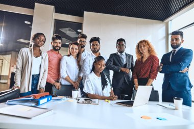 onun işçiler ayakta iken sandalyede oturan güzel Afrika patron