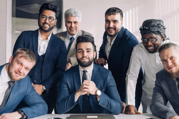 Grupo multirracial de equipe de negócios composto por homens apenas com Executivo indoor — Fotografia de Stock