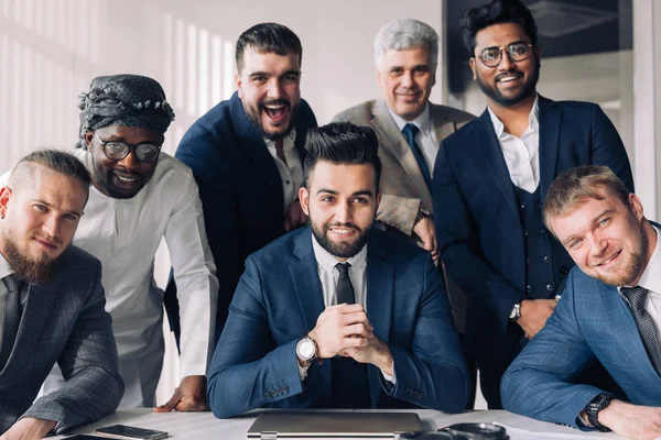 Grupo multirracial de equipo de negocios que consiste en hombres solo con interior ejecutivo —  Fotos de Stock