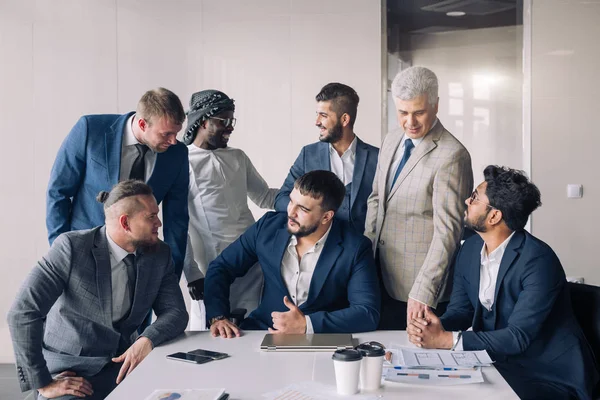 Retrato de homens de negócios apenas reunião em torno da mesa no escritório — Fotografia de Stock
