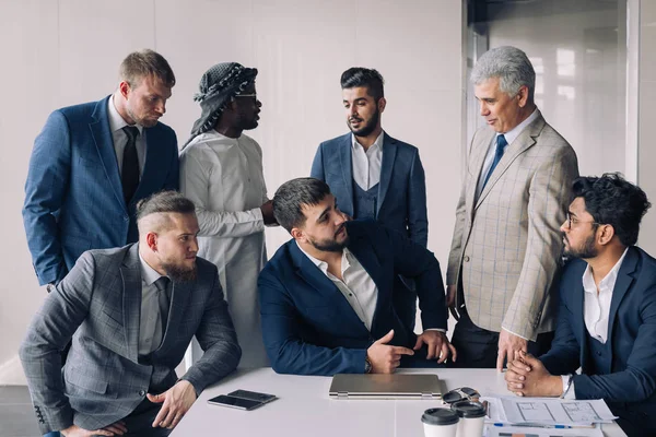 Retrato de homens de negócios apenas reunião em torno da mesa no escritório — Fotografia de Stock