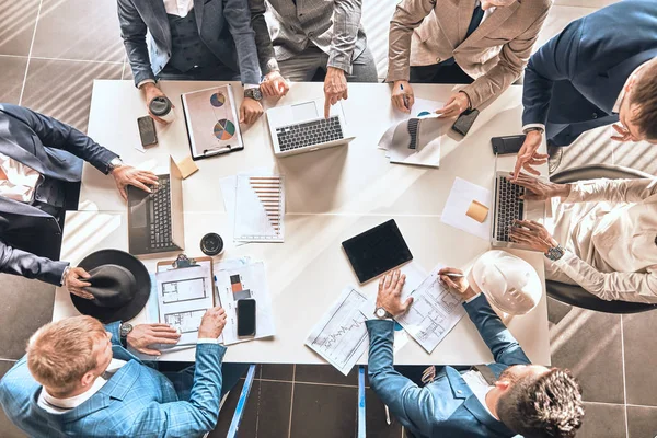 Aktive Mitarbeiter lösen finanzielle Probleme — Stockfoto