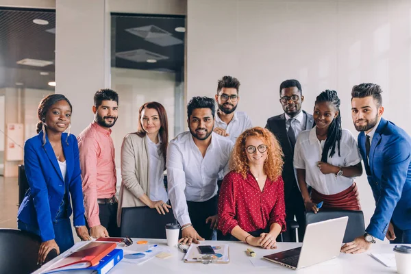 Voluntários diversos positivos reunidos no escritório — Fotografia de Stock