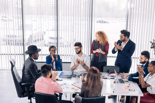 Grupp bestående av mångskiftande medarbetare med blandad ras som diskuterar ett nytt projekt. — Stockfoto