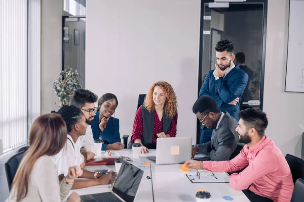 Colegas de negócios na sala de reuniões durante a apresentação — Fotografia de Stock