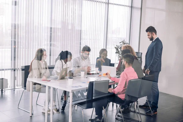 Firemní trenér výuky stážistů dohlížející na brainstorming disscussion — Stock fotografie