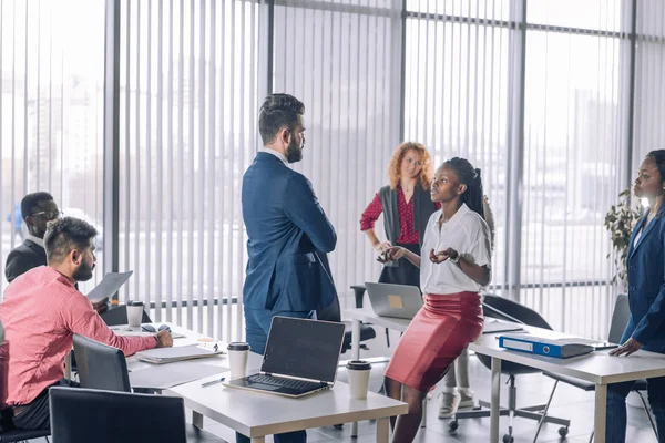 Multirassische Geschäftspartner im Gespräch, Interaktion am Arbeitsplatz — Stockfoto