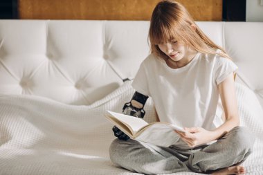 çekici kız bir kitap okumaya vakit