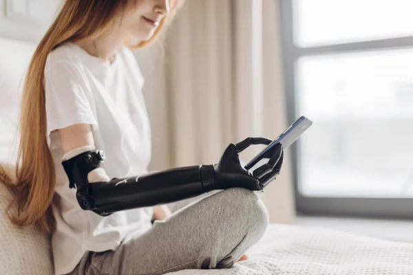 Behindertes Mädchen hält ihr Handy mit Roboterarm — Stockfoto