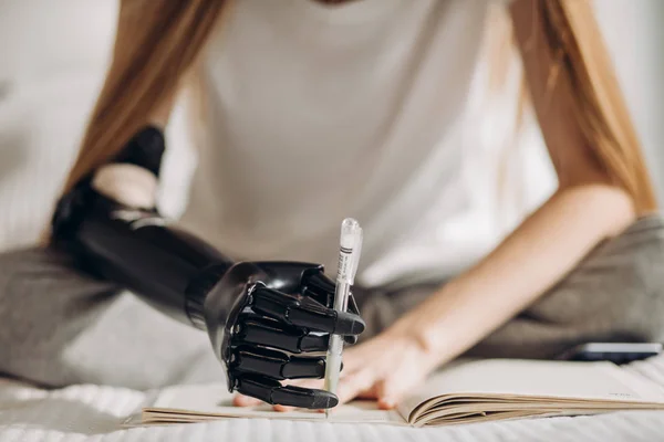 Fähigkeit, künstlichen Arm zu kontrollieren. — Stockfoto