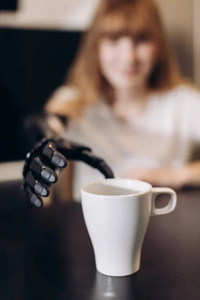 Magische Berührung eines prothetischen Arms — Stockfoto