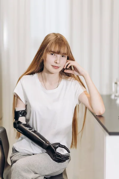 Mujer joven paciente con cojera artificial en la clínica — Foto de Stock
