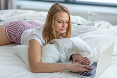 ciddi gisrl dosya, müzik, moview Net İndiriyor fotoğrafı kapatın. bağlantı kavramı