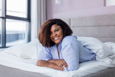 güzel güzel kadın neşeli ifadesi olan, mide yatakta yatıyor,