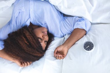 Yatakta uyuyan güzel Afrika kadın