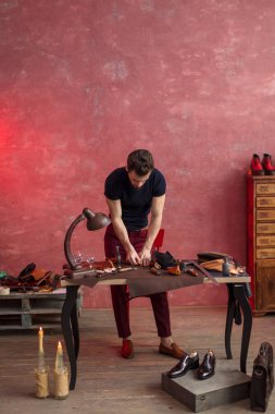 yetenekli çalışkan ayakkabıcı işyerinde