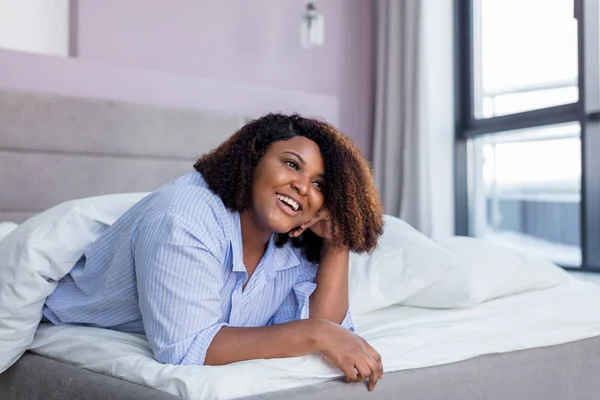 Positives Mädchen träumt vom Abnehmen — Stockfoto