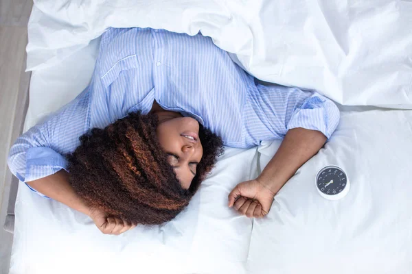 Mladá žena se těší spící, horní pohled — Stock fotografie