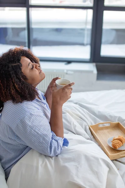 Chica guapa disfruta del té por la mañana — Foto de Stock