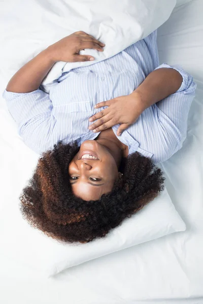 Fröhliches Mädchen genießt das faule Leben — Stockfoto