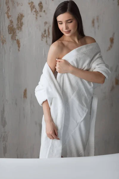 Retrato de mujer hermosa feliz con pelo largo marrón en el baño — Foto de Stock