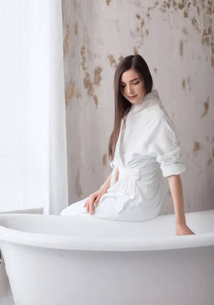 Retrato de mujer hermosa feliz con pelo largo marrón en el baño — Foto de Stock