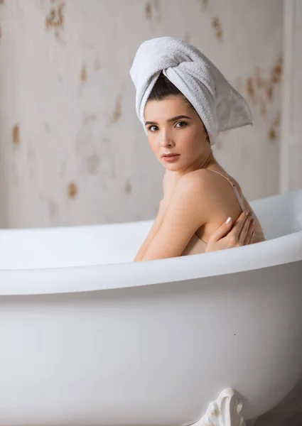 Relaxado jovem mulher deitado na banheira — Fotografia de Stock