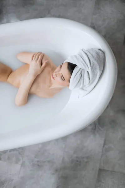 Hermosa joven tomando baño en casa — Foto de Stock