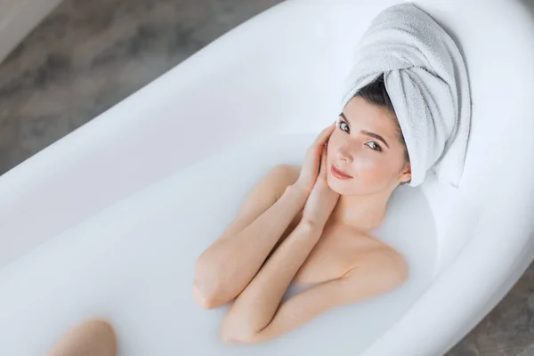 Concetto di cura dell'acqua sensuale e divertimento a casa. — Foto Stock